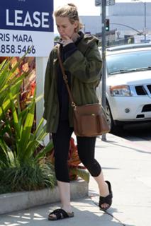Sarah Paulson feet photo thumbnail
