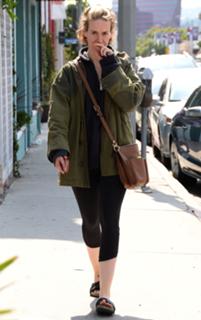 Sarah Paulson feet photo thumbnail