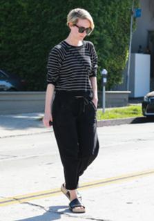 Sarah Paulson feet photo thumbnail