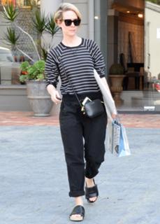 Sarah Paulson feet photo thumbnail