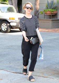 Sarah Paulson feet photo thumbnail
