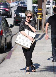 Sarah Paulson feet photo thumbnail