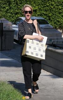 Sarah Paulson feet photo thumbnail