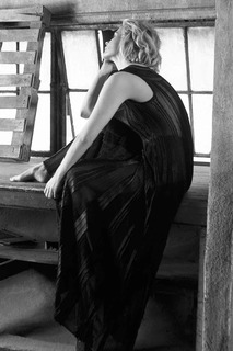 Sarah Paulson feet photo thumbnail