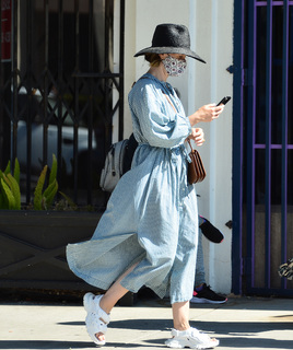 Sarah Paulson feet photo thumbnail