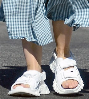 Sarah Paulson feet photo thumbnail