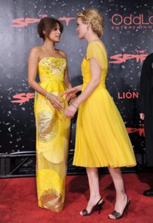 Sarah Paulson feet photo thumbnail