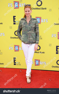 Sarah Rafferty feet photo thumbnail