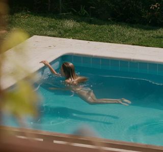 Sarah Roemer feet photo thumbnail