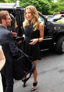 Sarah Roemer feet photo thumbnail