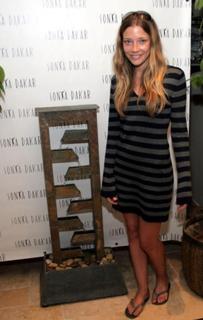 Sarah Roemer feet photo thumbnail