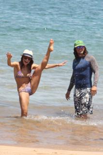 Sarah Shahi feet photo thumbnail