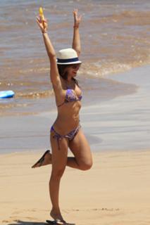 Sarah Shahi feet photo thumbnail