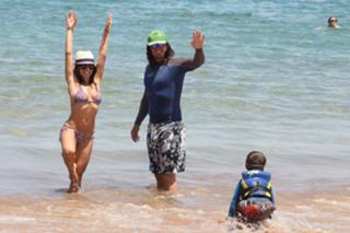 Sarah Shahi feet photo thumbnail