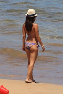 Sarah Shahi feet photo thumbnail