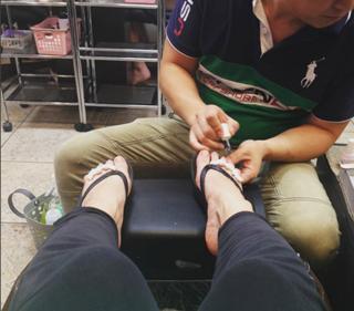 Sarah Shahi feet photo thumbnail