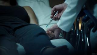 Sarah Shahi feet photo thumbnail