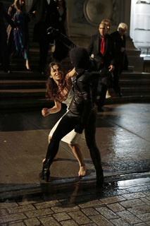 Sarah Shahi feet photo thumbnail