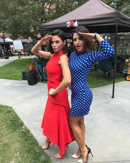 Sarah Shahi feet photo thumbnail