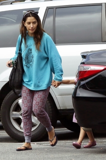 Sarah Shahi feet photo thumbnail
