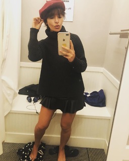 Sarah Shahi feet photo thumbnail