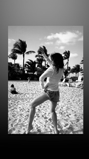 Sarah Shahi feet photo thumbnail
