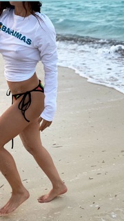 Sarah Shahi feet photo thumbnail
