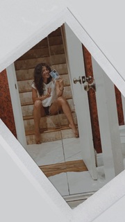 Sarah Shahi feet photo thumbnail