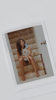 Sarah Shahi feet photo thumbnail