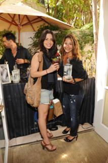 Sarah Shahi feet photo thumbnail
