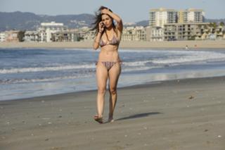 Sarah Shahi feet photo thumbnail