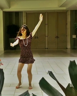 Sarah Shahi feet photo thumbnail