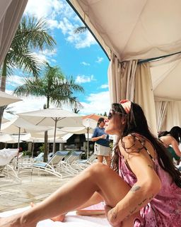 Sarah Shahi feet photo thumbnail