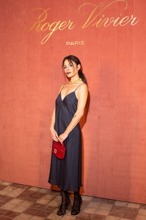 Sarah Shahi feet photo thumbnail