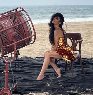 Sarah Shahi feet photo thumbnail