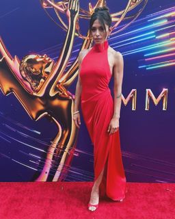 Sarah Shahi feet photo thumbnail