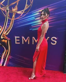 Sarah Shahi feet photo thumbnail