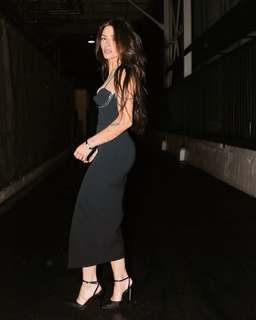 Sarah Shahi feet photo thumbnail