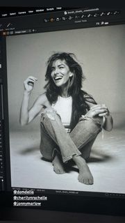Sarah Shahi feet photo thumbnail