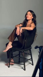 Sarah Shahi feet photo thumbnail