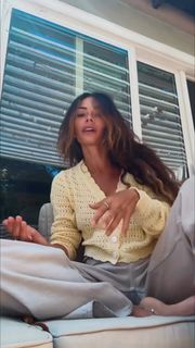 Sarah Shahi feet photo thumbnail