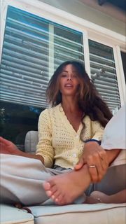 Sarah Shahi feet photo thumbnail