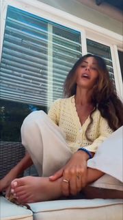 Sarah Shahi feet photo thumbnail