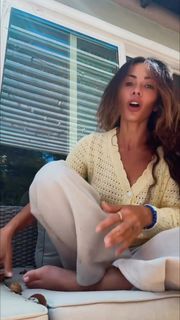 Sarah Shahi feet photo thumbnail