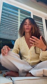 Sarah Shahi feet photo thumbnail