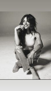 Sarah Shahi feet photo thumbnail