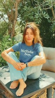 Sarah Shahi feet photo thumbnail