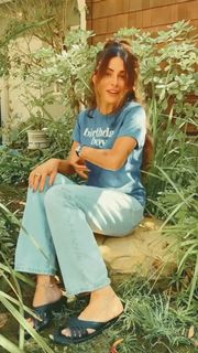 Sarah Shahi feet photo thumbnail