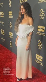 Sarah Shahi feet photo thumbnail