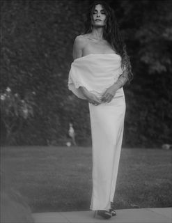 Sarah Shahi feet photo thumbnail